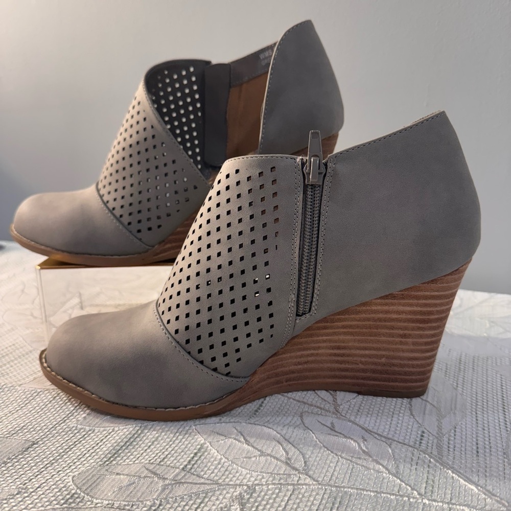 ✨ dv Dolce Vita Gredda Cutout Wedge Booties – Gray – Size 8.5 WMS (NWOT)